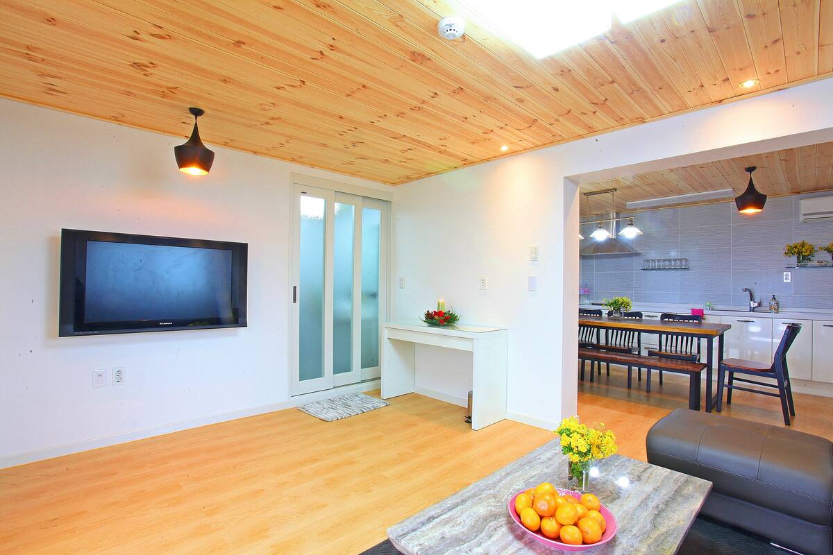 Duplex (45 PY) | Living area | Flat-screen TV