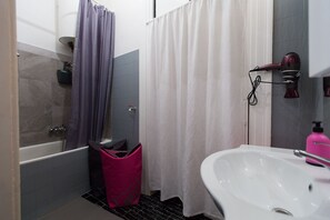 Duschwanne, Haartrockner, Handtücher, Toilettenpapier