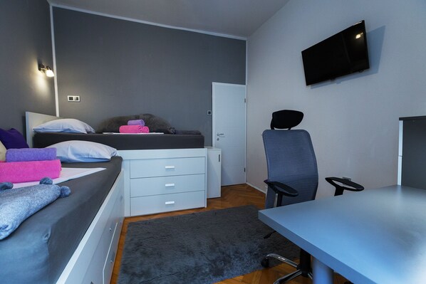 3 bedrooms, iron/ironing board, WiFi, bed sheets