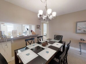 Family dining - Sea Coast Condominium (New Smyrna Beach)