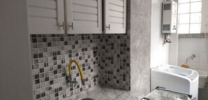 Dusche, Haartrockner, Handtücher, Toilettenpapier