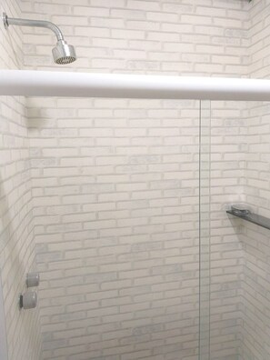 Dusche, Haartrockner, Handtücher, Toilettenpapier