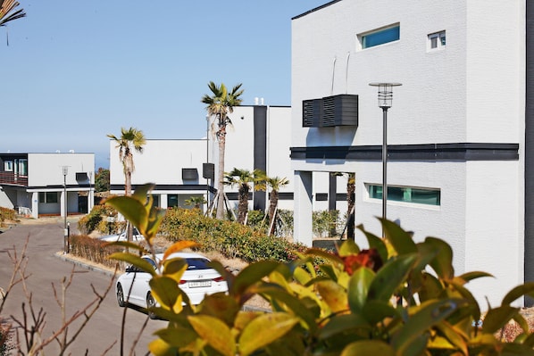 Vista frontal de la propiedad