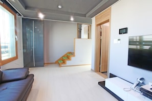 M | Living area | Flat-screen TV