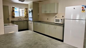 Fridge, microwave, oven, toaster - Fullerton - Rainbow Beach. Only a Short Walk to Patrolled Beach (RAINBOW BEACH)