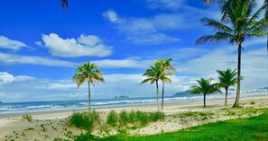 Gần bãi biển, cát trắng 