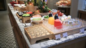 A buffet with various food items and beverages. - The Mumian Hotel Shenzhen Houhai (Shenzhen)