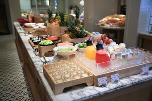 Un buffet proposant une variété de plats et de boissons.