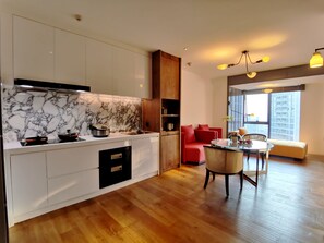 Leilighet – deluxe, 1 soverom, ikke-røyk, utsikt mot bukt | Oppholdsområde | TV