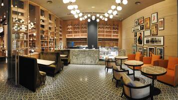 Una biblioteca con scaffali, un bancone in marmo e zone relax.