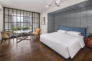 豪华大床房 | 高档床上用品、羽绒被、加厚床垫、迷你吧（备有免费物品）