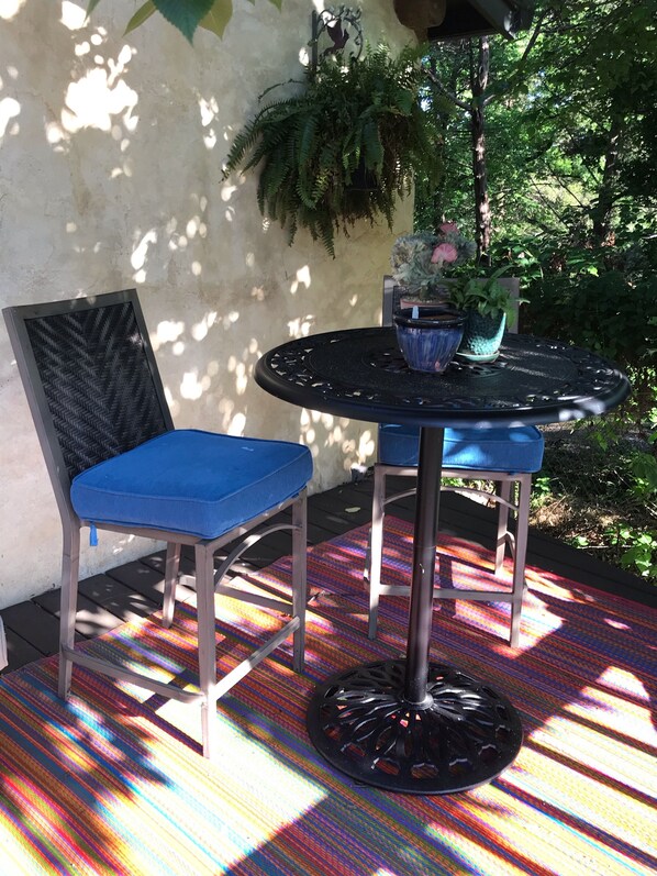 Outdoor dining - Historic Log Guest House OKC/Edmond border- easy access 235, Turnpike & I35 (Edmond)