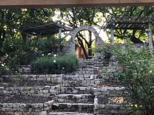 Historic Log Guest House OKC/Edmond  border- easy access 235, Turnpike & I35 