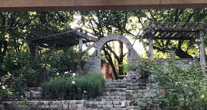 Historic Log Guest House OKC/Edmond border- easy access 235, Turnpike & I35