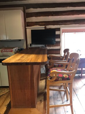 Interior - Historic Log Guest House OKC/Edmond border- easy access 235, Turnpike & I35 (Edmond)