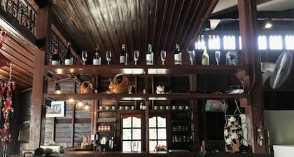 Casa de madera de estilo tailandés, quédese como un local, vista al canal, lugar tranquilo.