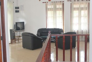 Living area - Mountain Rock Holiday Home (Kandy)
