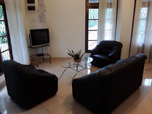 Living area - Mountain Rock Holiday Home (Kandy)