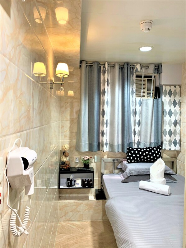 Cortinas opacas, wifi gratis, ropa de cama