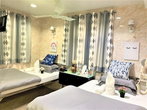Standard Quadruple Room | Blackout drapes, free WiFi, bed sheets - Super Guest House (Kowloon)