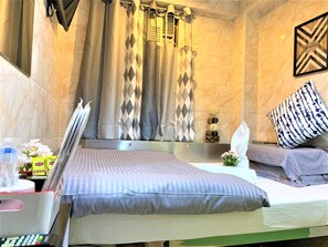 Cortinas opacas, wifi gratis, ropa de cama