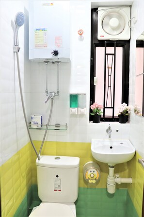 Shower, towels - Super Guest House (Kowloon)