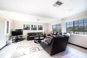 Luxury House, Multiple Beds, Marina View | Living area