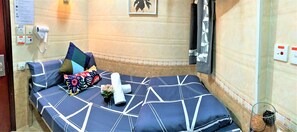Zimmersafe, kostenloses WLAN, Bettwäsche