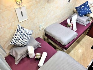 Standard Twin Room, 2 Twin Beds | In-room safe, free WiFi, bed sheets - I Top Guest House (Kowloon)