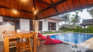 Outdoor pool - Ida  Guest House (Sukawati)