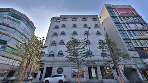 A hotel with multiple floors, large windows, and a sign for 'Grand Pen'. - Hotel Sopoong (Incheon)