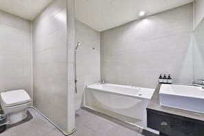 A modern bathroom with a toilet, a walk-in shower, and a bathtub. - Hotel Sopoong (Incheon)