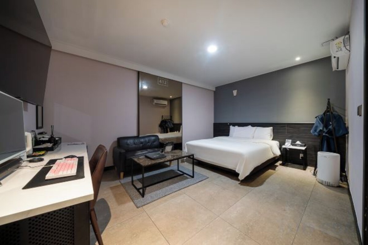 Blackout drapes, WiFi (free), bed sheets