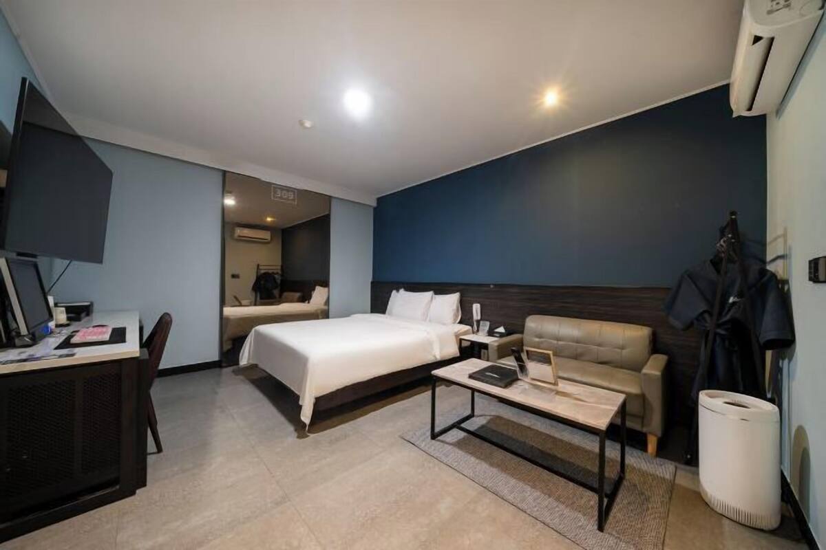 Blackout drapes, WiFi (free), bed sheets