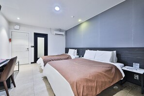 Habitació amb dos llits individuals prèmium | Cortines opaques, wifi gratuïta i roba de llit 
