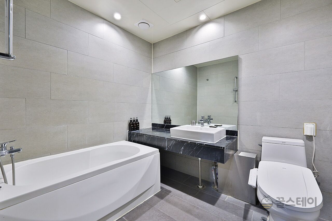 Standard Room | Bathroom | Free toiletries, hair dryer, bathrobes, slippers