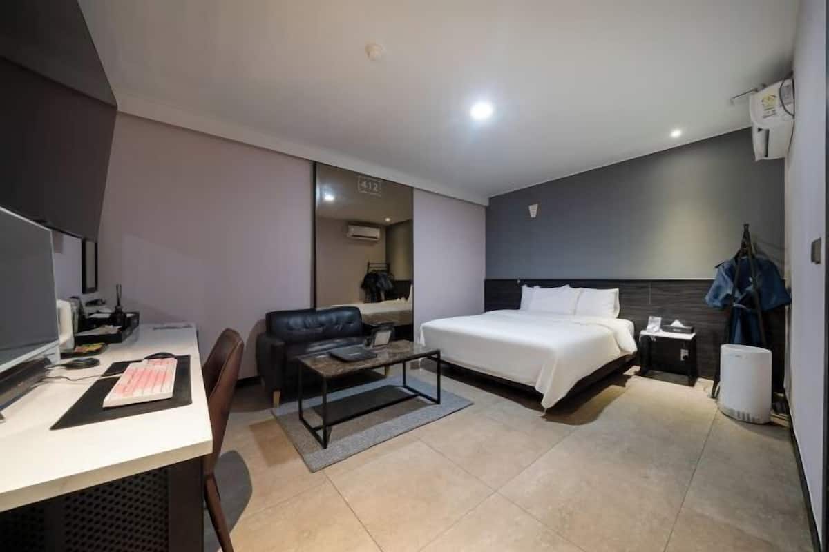 Blackout drapes, WiFi (free), bed sheets