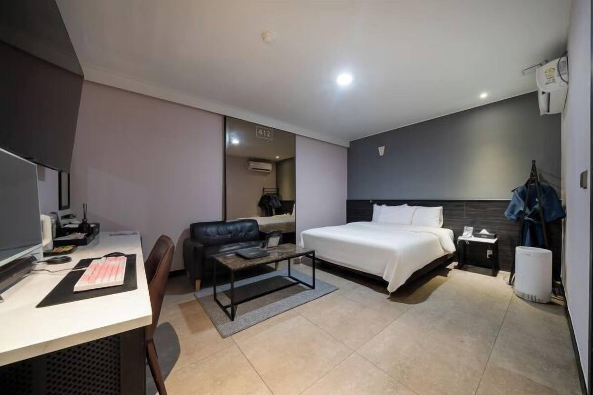 Cortinas blackout, wifi gratis y ropa de cama