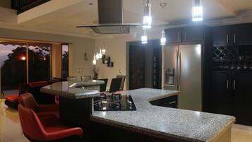 冰箱、微波炉、烤箱、炉灶