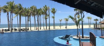 Luxury bungalow, 101m2, 3 suites in a gated community. BY THE SEA