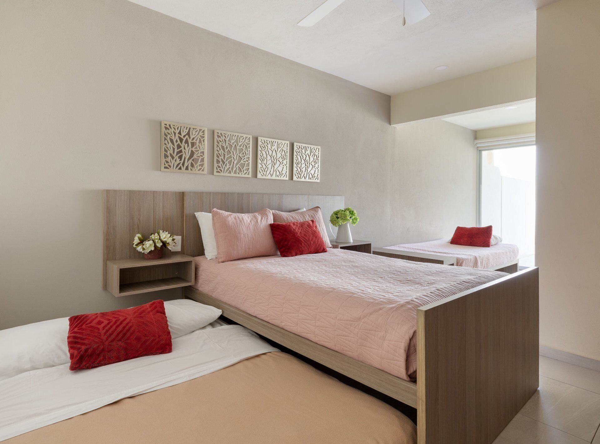 Un dormitorio moderno con una cama grande, dos mesitas de noche y un ventanal.