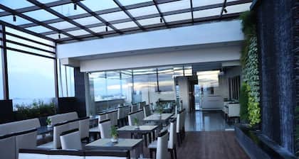 Iroomz Hotel SR Grand