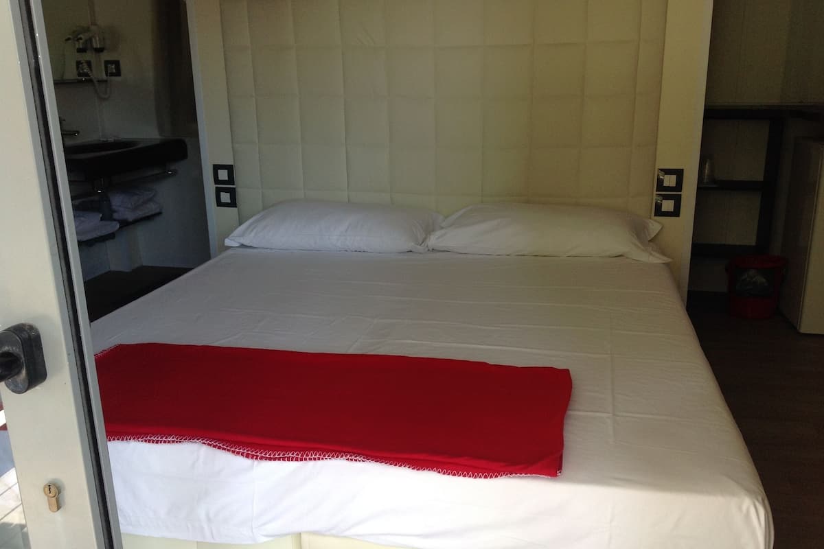 Standard Double Room, Garden View | WiFi (free)