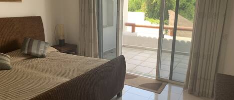 3 habitaciones, tabla de planchar con plancha, wifi y ropa de cama