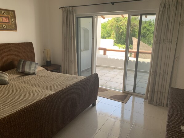 3 habitaciones, tabla de planchar con plancha, wifi y ropa de cama 