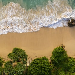 Playa privada, arena blanca, sombrillas, toallas de playa