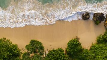 Playa privada, arena blanca, sombrillas, toallas de playa