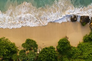 Privatstrand, weißer Sandstrand, Sonnenschirme, Strandtücher
