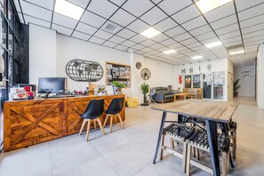 ฝ่ายต้อนรับ