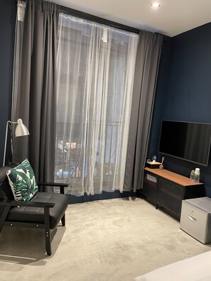 Superior Double Room with Balcony | Living area | 43-inch flat-screen TV with digital channels - MH48 Hotel (Hengchun)